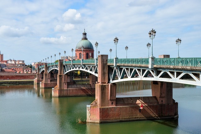 Toulouse bridge during the day. 